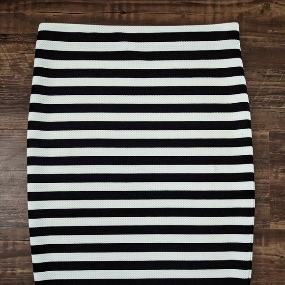 Necessary Objects Black White Pencil Skirt - Picture 8 of 9
